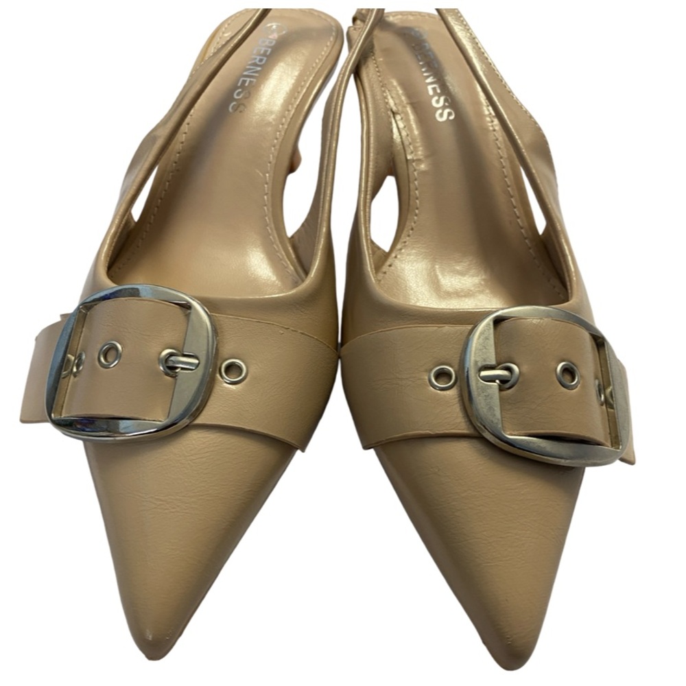 Berness Nude Kitten Heels Size 6
Pointed-Toe Slingback with Buckle